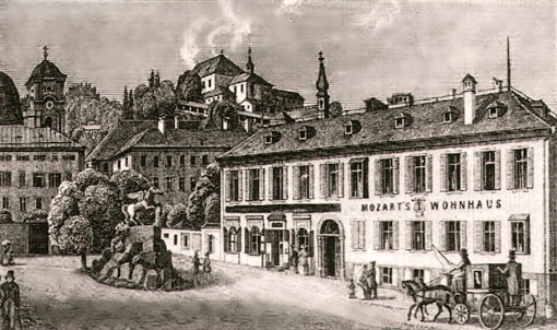 Blick über den Makartplatz auf Mozarts Wohnhaus in Salzburg. Ca. 1770.