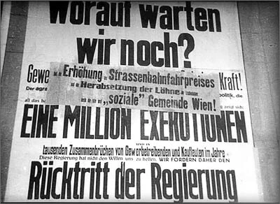 Aufforderung an die Regierung, zurückzutreten. Plakat, teilweise überklebt. Wien, 1933. "Worauf warten wir noch?"..."Eine Million Exekutionen..."