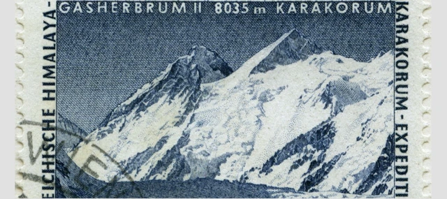 Briefmarke "Österreichische Himalaya-Karakorum-Expedition 1956", 27. 7. 1957. Teil der Briefmarke. Der schneebedeckte Berg ist zu sehen.