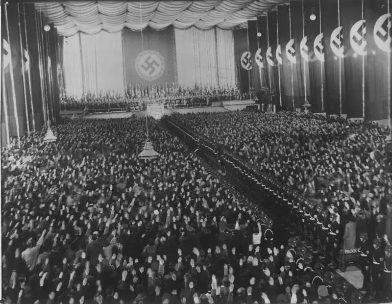 Als Abschluss zum Wahlkampf für die Volksabstimmung zum "Anschluss" Österreichs an das 3. Reich am 10. April, spricht Adolf Hitler am Samstag den 9. April 1938 in der Wiener Nordwestbahnhalle. Blick in die gefüllte Veranstaltungshalle. Eine Hakenkreuzflagge hinter der Tribühne.