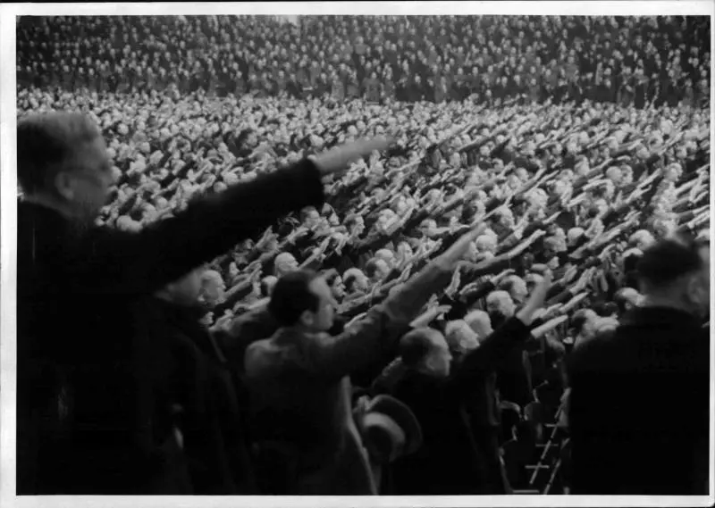 Sonderveranstaltung der Partei im Sportpalast. Blick in die Zuschauerreihen nach der Rede von Minister Goebbels zum "totalen Krieg". Berlin, am 18. Februar 1943. Ein Heer von Erwachsenen die den rechten Arm zum Gruß strecken.