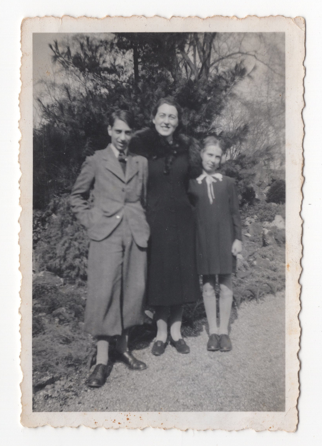 <p>Eva Geiringer Schloss mit ihrem Bruder Heinz und ihrer Mutter Fritzi in Belgien, 1939</p>