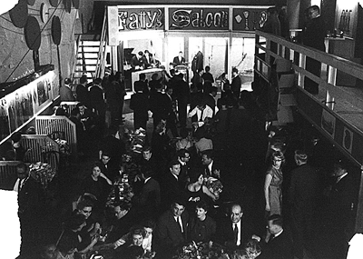 Fatty George eröffnete im Oktober 1958 seinen Jazz-Club "Fatty's Saloon" am Petersplatz in der Wiener Innenstadt. Wien, Oktober 1958. Blick von oben auf an Tischen sitzenden Gäste. Im Hintergrund, über der Tür, steht "Fatty`s Saloon".