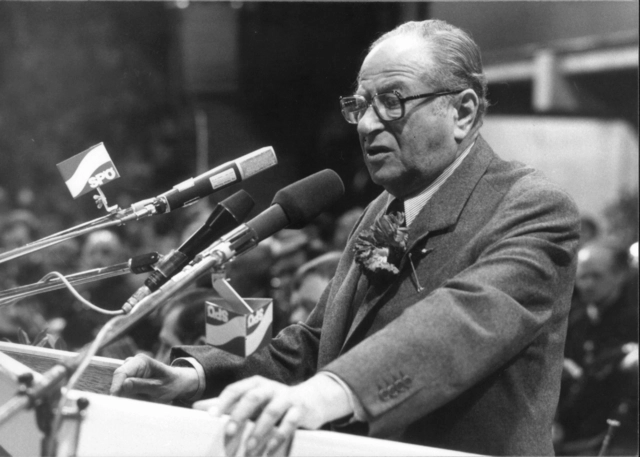 Fotografie von Bundeskanzler Kreisky bei einer Wahlkampfrede im Jahr 1983