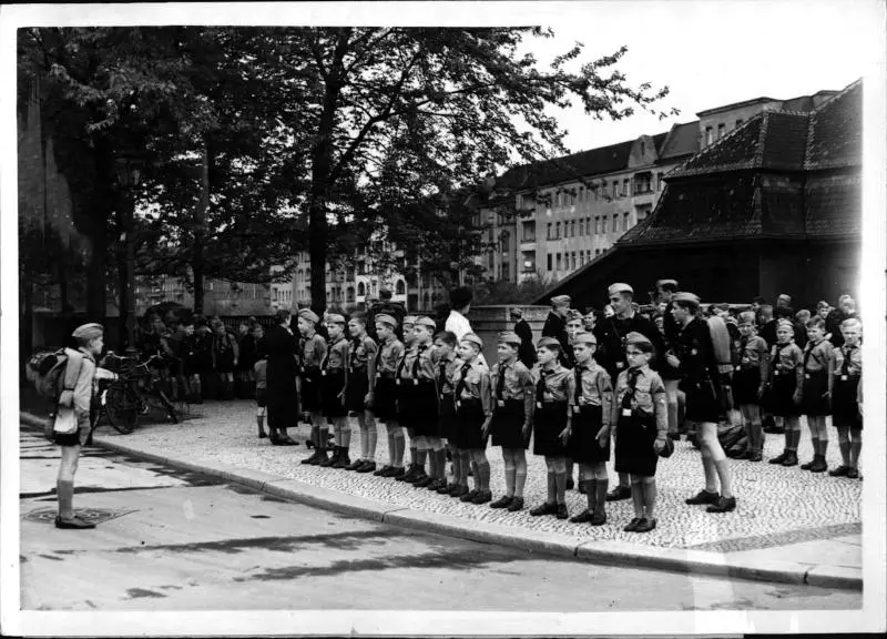 Pimpfe der Hitlerjugend gehen auf Pfingstfahrt. 27. Mai 1939. Hitlerjugend in Uniform auf einem kleinen Platz angetreten und stillgestanden.