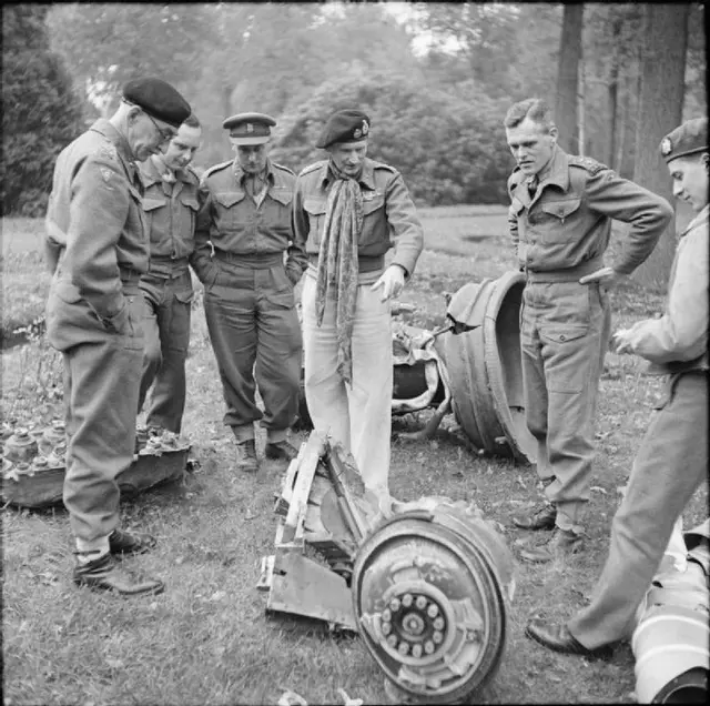 Field Marshal Montgomery besichtigt A4/V2 Trümmer in Großbritannien 1944