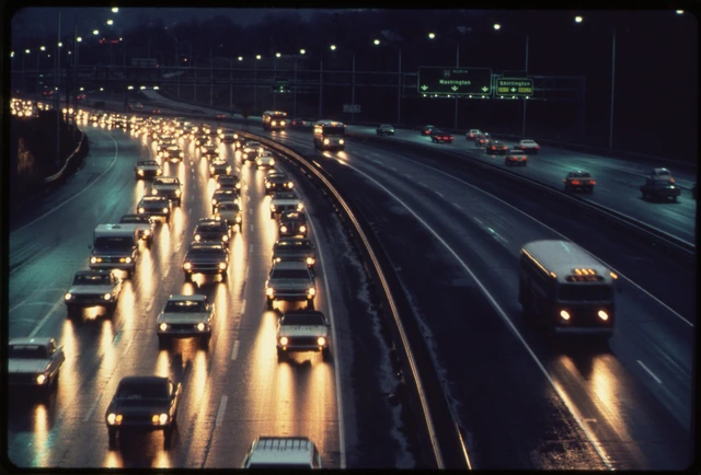 Eine US-Autobahn mit Express-Busspuren im Jahr 1973