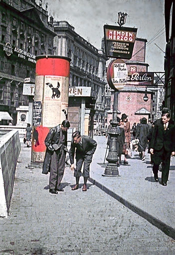 Gleicher Blick über den Graben wie am vorherigen Bild, nur ist her die Pestsäule verschalt und trägt ein Hakenkreuz.