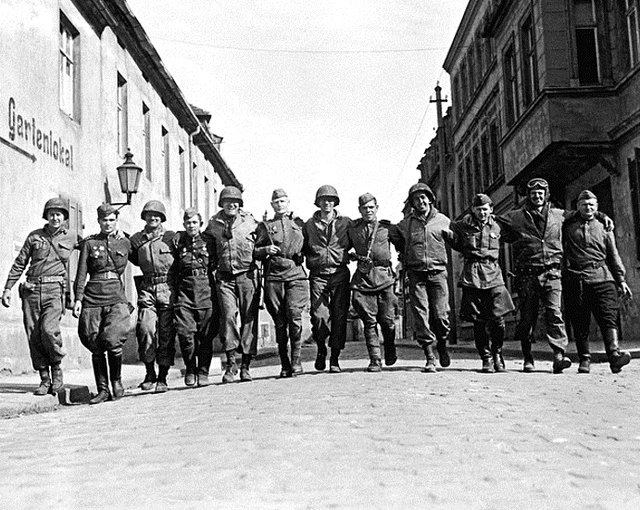 Zusammentreffen in Torgau - US-Truppen und Rotarmisten Arm in Arm