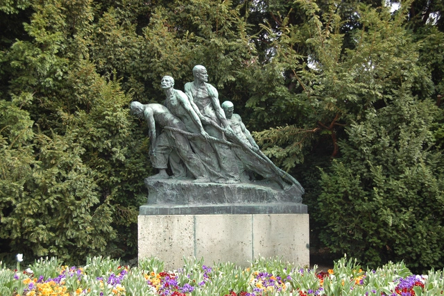 Denkmal „Die Unbesiegbaren“ von Teresa Feodorowna Ries (1928).