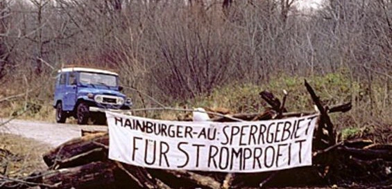 Au: Straße mit Holzhaufen und Transparent als Straßensperre: "Hainburger-Au: Sperrgebiet für Stromprofit".