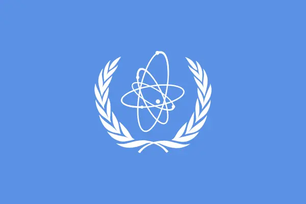 Die hellblaue Flagge der IAEA zeigt ein Atom, umgeben von den UN-typischen Olivenzweigen.