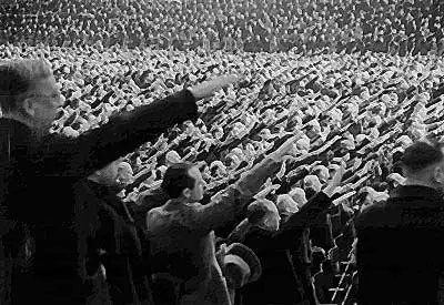 Sonderveranstaltung der Partei im Sportpalast. Blick in die Zuschauerreihen nach der Rede von Minister Goebbels zum "totalen Krieg". Berlin, am 18. Februar 1943. Ein Heer von Erwachsenen die den rechten Arm zum Gruß strecken.