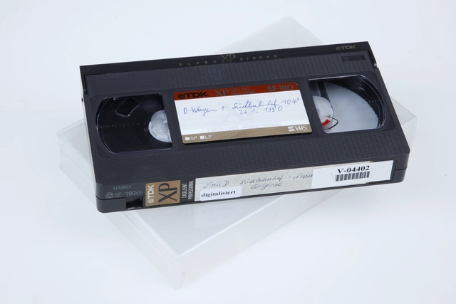 <p>VHS-Kassette mit der Signatur „V-04402“</p>