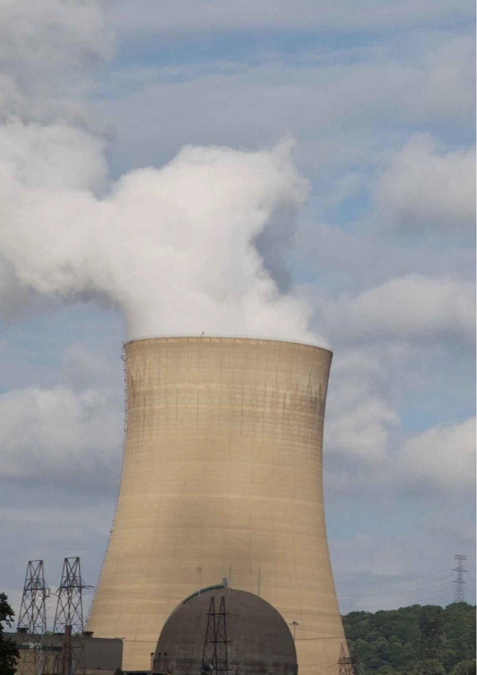 Die Abwärme beim Kernkraftwerk Zwentendorf sollte in die Donau abgeleitet werden, deswegen gibt es keine Kühltürme bei diesem Kraftwerk.