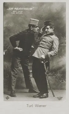 Karl Jules und Turl Wiener posieren in Ludwig Gutmanns Atelier ihre Rollen aus der Operettenparodie Ein Polkatraum von Oscar Strauss 1907.