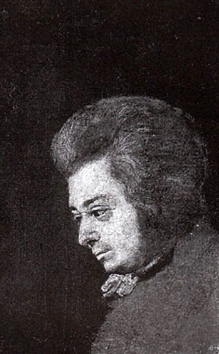 Das Bild zeigt Wolfgang Amadeus Mozart von der Seite mit ernstem Gesicht nach unten blickend.