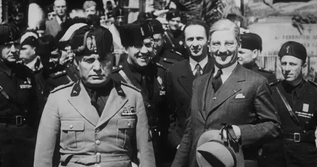 Der österreichische Bundeskanzler Kurt Schuschnigg (rechts) und Staatssekretär Guido Schmidt (hinter Schuschnigg) treffen in Venedig Benito Mussolini (links). Hinter diesem Außenminister Ciano. 22. April 1937. Die Österreicher in Anzug, die Italiener in Uniform.