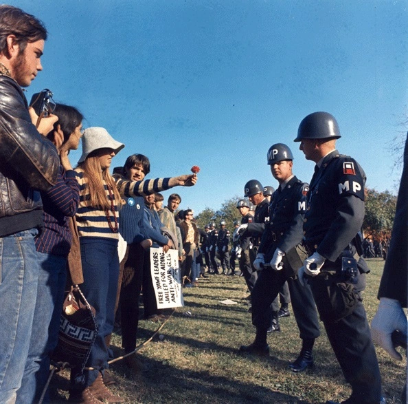 Eine Demonstrantin reicht der MP, einem US-Militärpolizisten eine Blume – 21. Oktober 1967