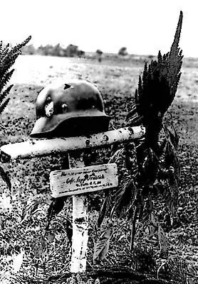 Beginn des Zweiten Weltkriegs. Grab eines Wehrmachtssoldaten in Polen.  1. September 1939. Holzkreuz aus Birkenästen mit einer kleinen Tafel und dem Stahlhelm.