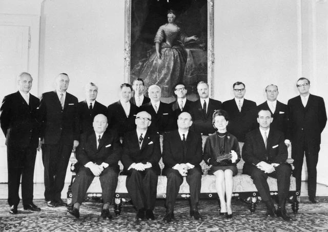 Gruppenfoto im Bundeskanzleramt. 15 Männer und eine Dame.