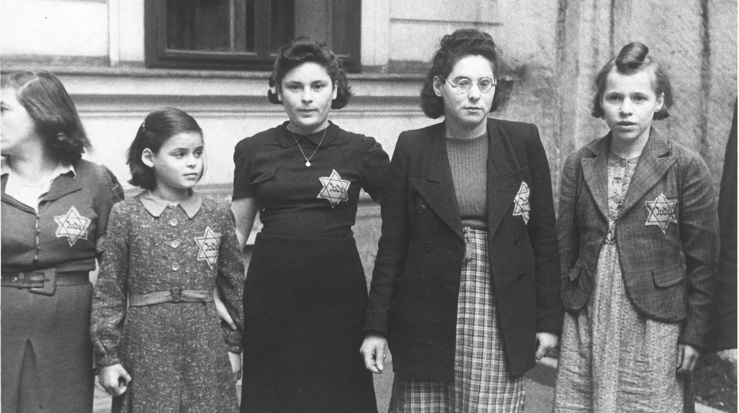 Die jüdische Bevölkerung wird gezwungen einen Judenstern zu tragen. Wien 1941. Fünf Frauen und Mädchen mit Judenstern auf der linken Brust in einem Hinterhof in Wien fotografiert.