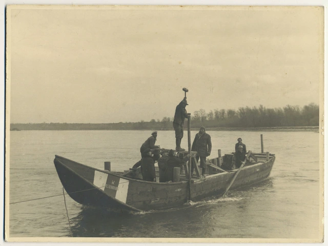 <p>Arbeiter beim „Hasenschlagen“ auf der Donau.</p>