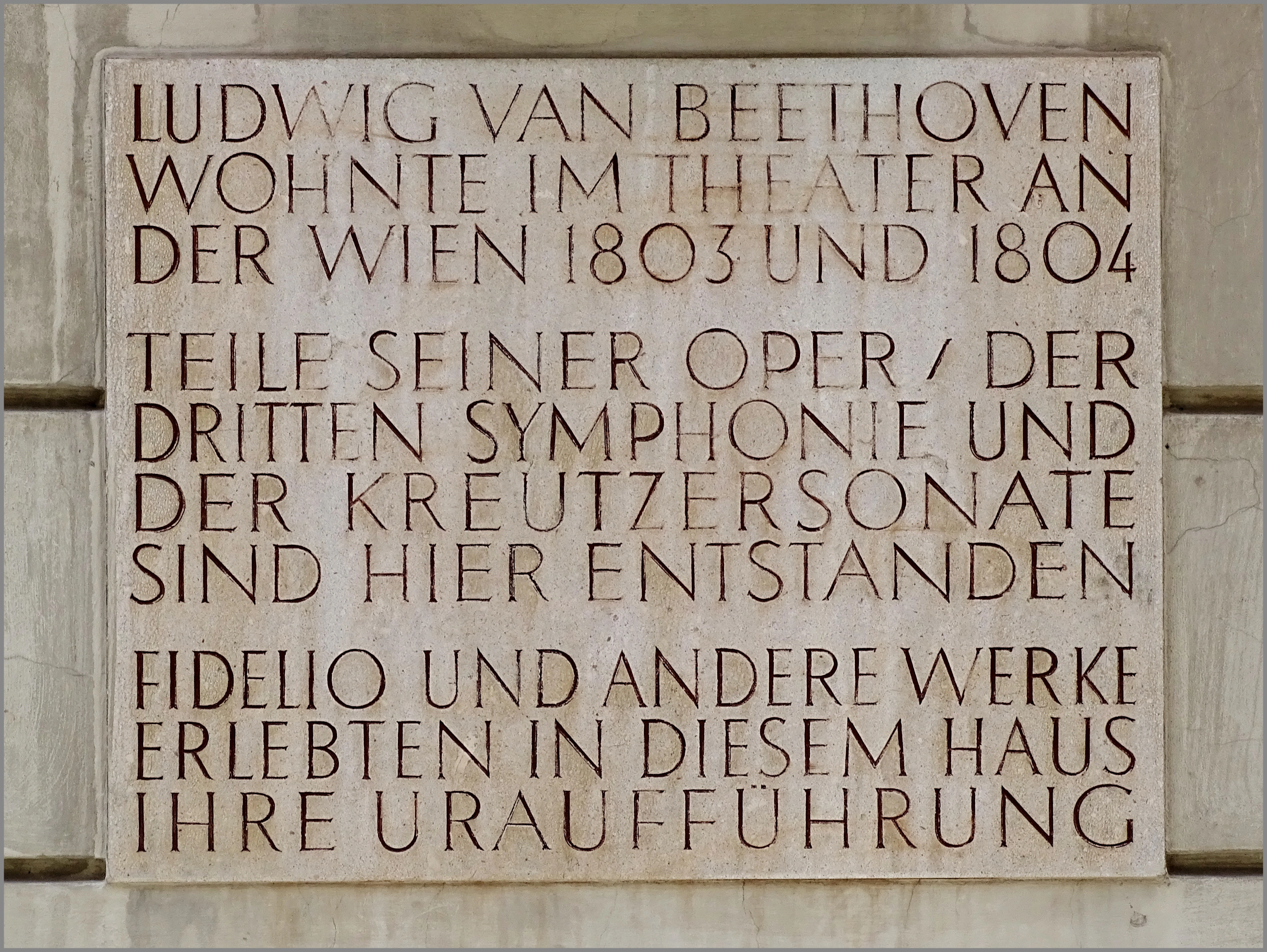 Eine Beethoven-Gedenktafel am Theater an der Wien. Darauf steht: „Ludwig van Beethoven wohnte im Theater an der Wien 1803 und 1804. Teile seiner Oper, der Dritten Symphonie und der Kreutzersonate sind hier entstanden. Fidelio und andere Werke erlebten in diesem Haus ihre Uraufführung.“