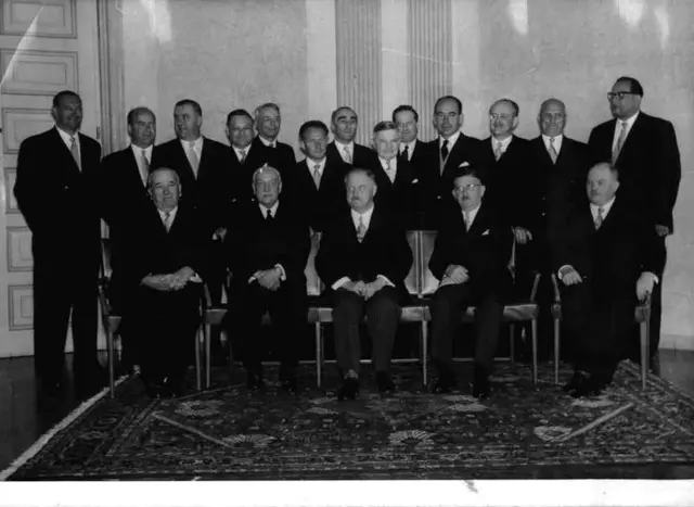 Gruppenfoto der Regierung. - Das Kabinett Raab II nach der Angelobung in der Hofburg am 29. Juni 1956. V.l.n.r sitzend: Oskar Helmer, Adolf Schärf, Julius Raab, Leopold Figl, Franz Thoma. V.l.n.r. stehend: Karl Stephani, Franz Grubhofer, Ferdinand Graf, Otto Tschadek, Franz Gschnitzer, Eduard Weikhart, Karl Waldbrunner, Udo Illig, Bruno Kreisky, Reinhard Kamitz, Fritz Bock, Anton Proksch und Heinrich Drimmel.