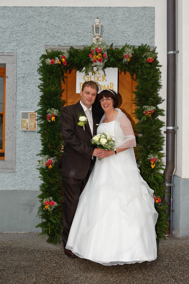 <p>Biwi (Pseudonym) und seine Frau bei ihrer Hochzeit 2010</p>