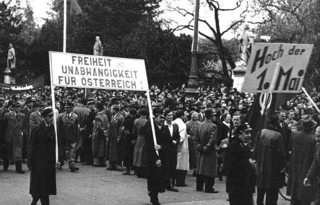 Eine Große Tafel "Freiheit und Unabhängigkeit für Österreich" wird vom Festzug mitgetragen.