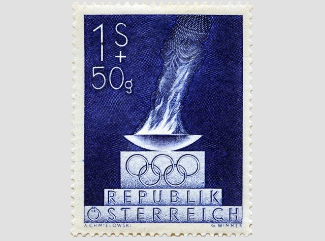 "Olympiamarke 1948" Blaue Marke mit dem olympischen Feuer in einer Schale die auf einem Sockel mit den olympischen Ringen ruht.