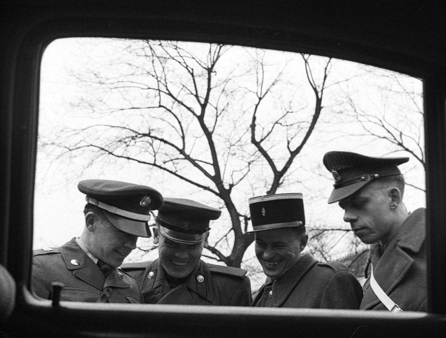 Die vier Besatzungssoldaten durch ein Autofenster gesehen