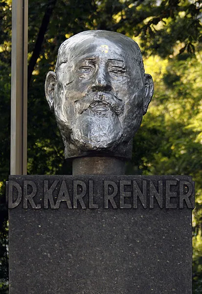 <p>Karl-Renner-Denkmal an der Wiener Ringstraße</p>