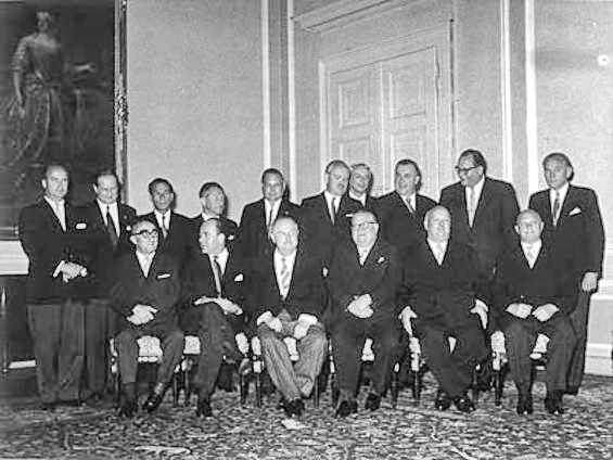 Gruppenbild der Regierung: sitzend v.l.: Karl Waldbrunner, Reinhard Kamitz, Bundeskanzler Julius Raab, Vizekanzler Bruno Pittermann, Josef Afritsch, Anton Proksch. stehend: Bruno Kreisky (2. v.l.), Otto Tschadek (5.v.l.), Fritz Bock (5.v.r.), Ferdinand Graf (3.v.r.), Heinrich Drimmel (2.v.r.), Eduard Hartmann, Franz Grubhofer, Max Eibegger, Eduard Weikhart und Franz Gschnitzer.