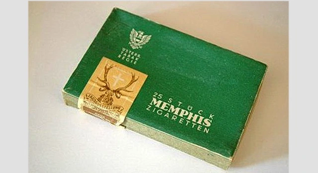 Memphis Zigarettenschachtel aus den 1950er Jahren.  Grüne flache Zigarettenschachtel "25 Memphis Zigaretten" mit einer Verschlussmarke mit Hirschgeweih.