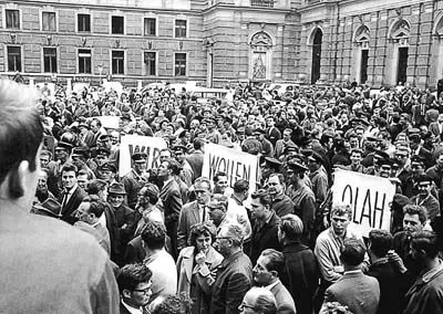 Demonstration in der Löwelstraße vor der SPÖ-Zentrale. Menschenmenge mit Transparenten: "Wir" - "Wollen" und "Olah".