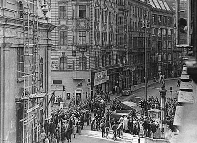 Kommunistische Demonstranten in der Wiedner Hauptstraße. Oktober 1950. Menschenmenge auf der Straße. Ein LKW läd Sand auf die Straße ab.