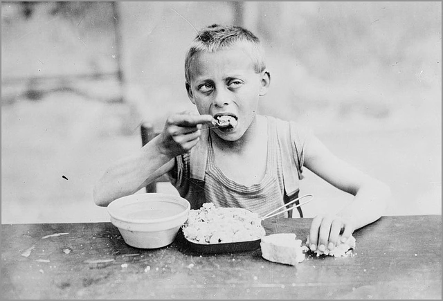 Hunger in Österreich - stark unterernährtes Kind