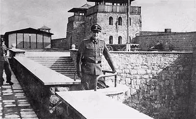 Der Lagerkommandant SS-Sturmbannführer Franz Ziereis vor dem Kommandanturgebäude des KZ Mauthausen, auf der Garagenhofmauer stehend. Zwischen Februar 1939 und April 1944.