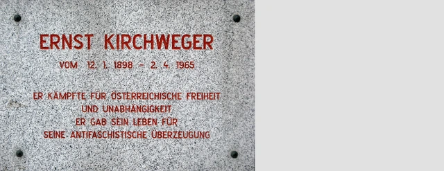 Gedenktafel für Ernst Kirchweger: "Ernst Kirchweger vom 12.1.1898 - 2.4.1965. Er kämpfte für Österreichische Freiheit und Unabhängigkeit. Er gab sein Leben für deine antifaschistische Überzeugung."