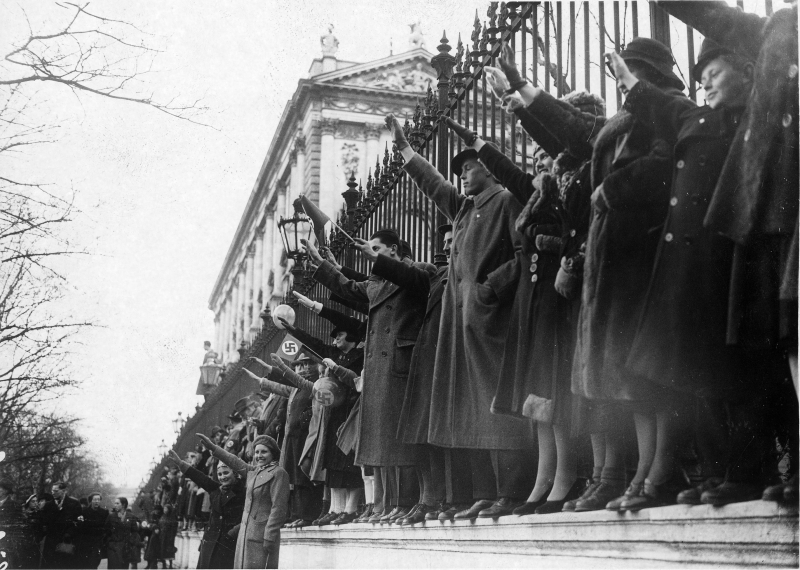 Menschen präsentieren den Hitlergruß, an der Absperrung zur Hofburg am Ring.