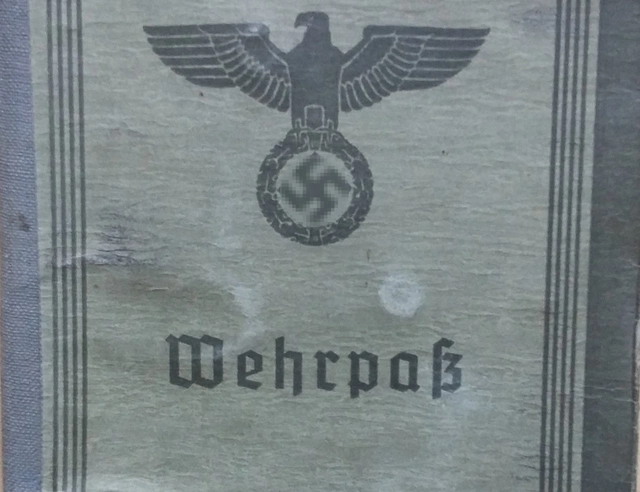 Wehrpass eines Soldaten der Wehrmacht.. Zoom auf die Vorderseite mit Reichsadler und der Aufschrift "Wehrpaß"